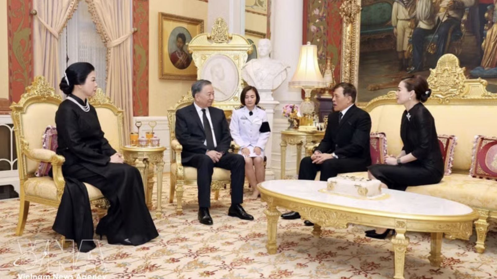 Top Vietnamese leader and his spouse meet with Thai King and Queen